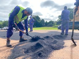 Inician tareas de bacheos en accesos a Oberá 