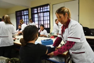 Estudiantes de la carrera de enfermería buscan que los incluyan en el Boleto Estudiantil Gratuito,