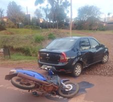 OBERÁ: Motociclista y su acompañante resultaron lesionados tras colisionar contra un auto