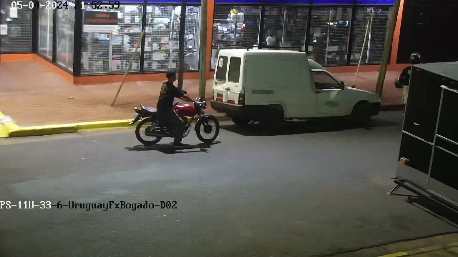 Intentaron robar una moto y quedaron captados en cámaras: terminaron detenidos