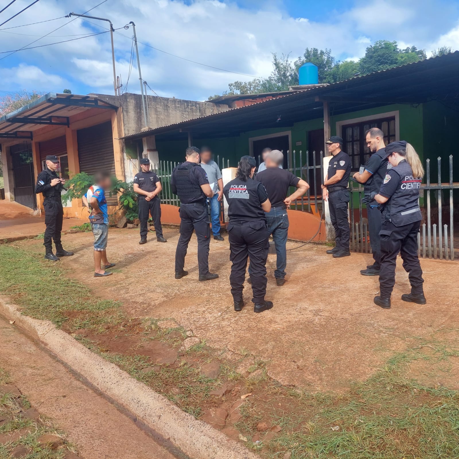 La policía allanó la casa del abuelo que habría herido de un disparo a su nieto