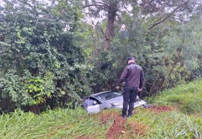 OBERÁ: Automovilista resultó ileso tras despistar y caer en un barranco sobre ruta nacional N° 14