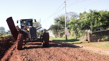 Trabajos en caminos terrados en barrio El Progreso y Las Palmas de Oberá