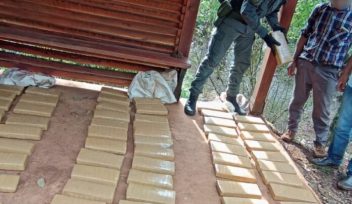 Embistió un control de Gendarmería cargado con 98 kilos de marihuana, abandonó el auto y huyo