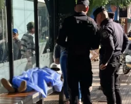 Un hombre se desvaneció y murió mientras esperaba el colectivo en Posadas