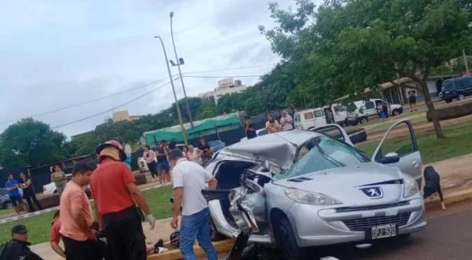 Grave accidente de autos en la costanera, tras el hecho dos adolescentes se encuentran en terapia intensiva