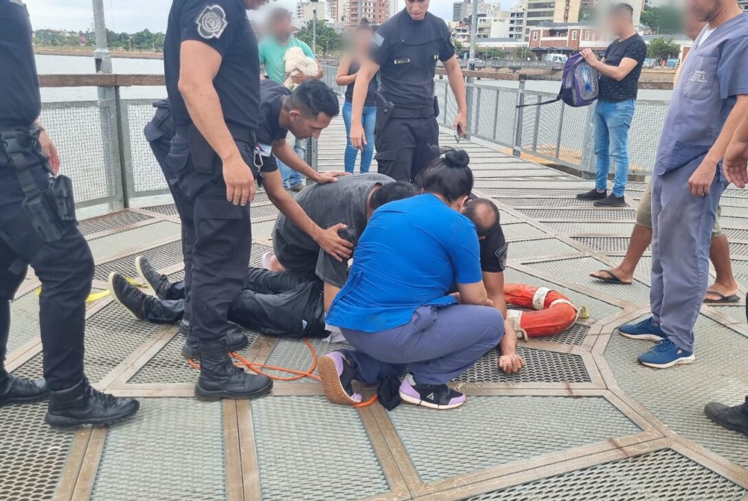 Policías rescataron a un hombre de las aguas del Río Paraná en Posadas