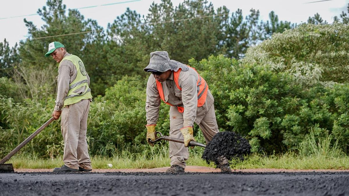 Más obras viales en Oberá: trabajos de bacheo en Ruta Provincial N° 5 y zonas urbanas.