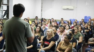 Gran participación de padres y madres al taller de Crianza Responsable en el Colegio Nacional Amadeo Bonpland