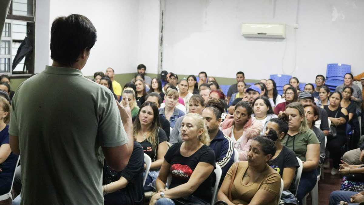 Gran participación de padres y madres al taller de Crianza Responsable en el Colegio Nacional Amadeo Bonpland