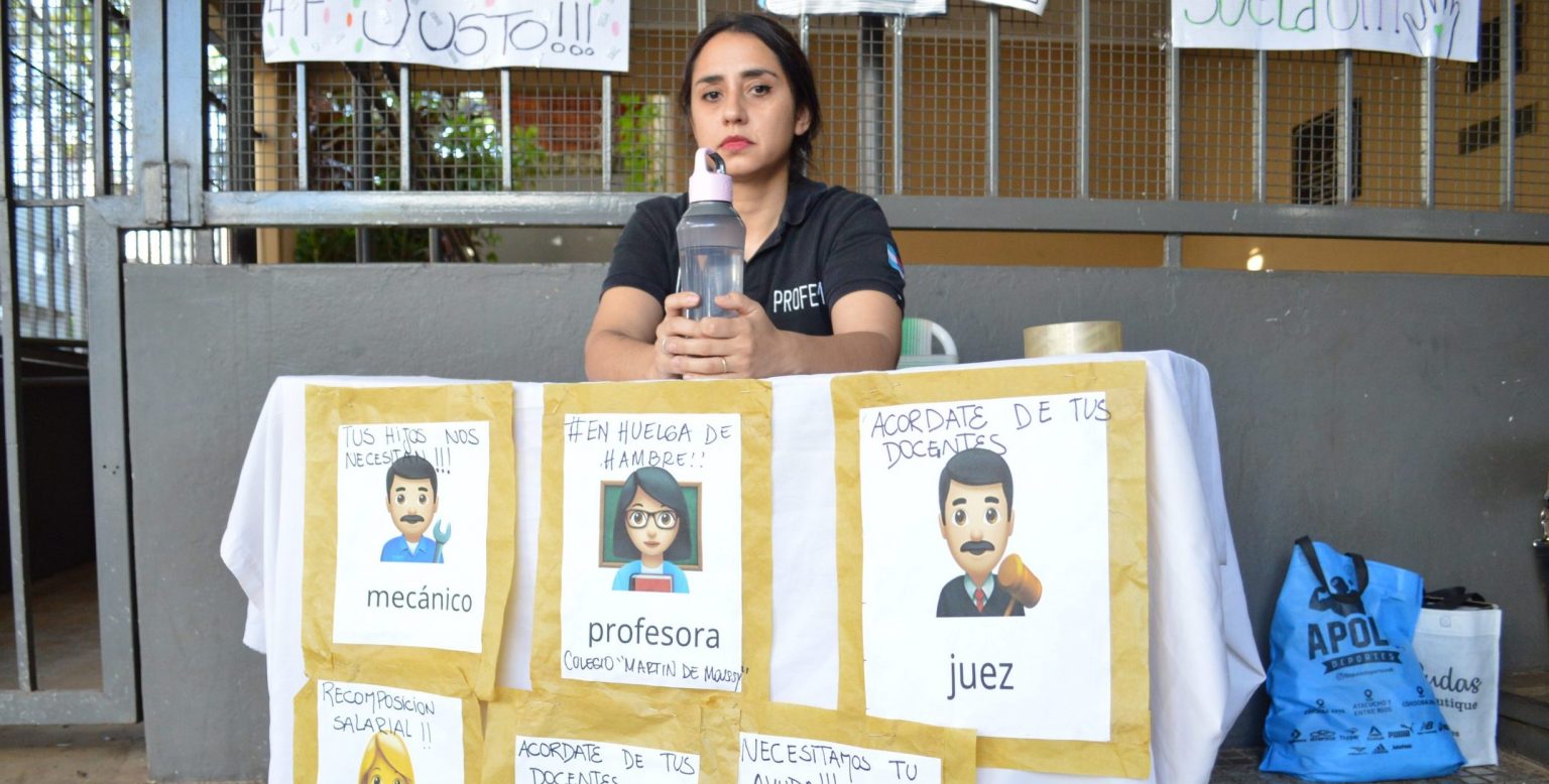 Una profesora de matemática  inicio una huelga de hambre como reclamo a una mejora salarial