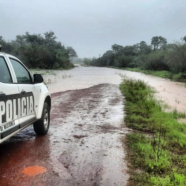 La Policía de Misiones asiste a los afectados por las fuertes lluvias en toda la provincia