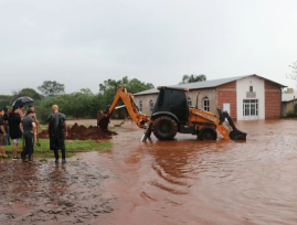 Mas de 40 casas que tienen un metro de agua adentro en Alem por las intensas lluvias