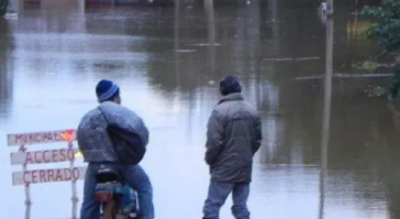 Por la crecida del Río Uruguay se suspendieron los servicios de balsas y se restringió el tránsito en el puente Pindaytí