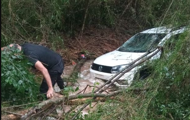 Una pareja vivió un situación de supervivencia ayer por las lluvias cuando iban hacia Alem