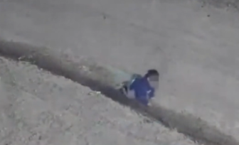 CORDOBA: Policías rescataron a un BEBÉ que apareció gateando SOLO en la fría madrugada