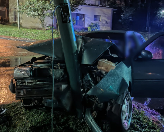 OBERÁ: Automovilista resultó ileso tras despistar y chocar contra una jirafa de luz sobre la Autovía Juan Pablo II
