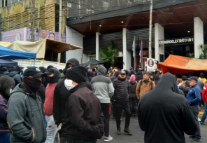 Se cumplen cinco días de acampe policial, luego rechazar la propuesta del Gobierno provincial