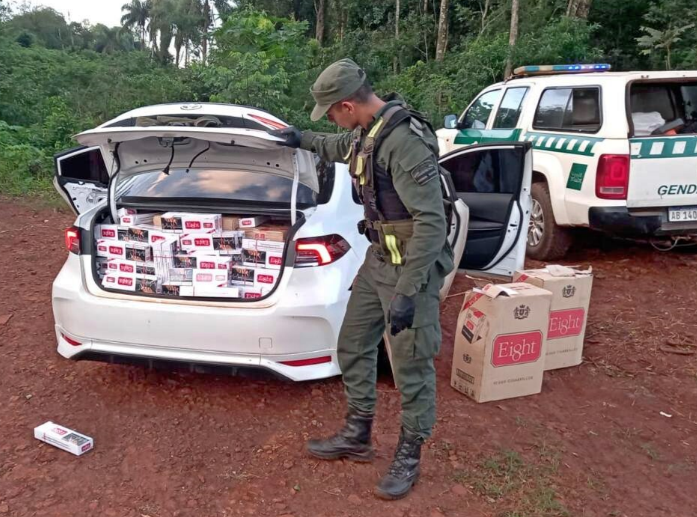 Trasportaban una gran cantidad de cigarrillos de contrabando en un vehículo robado 