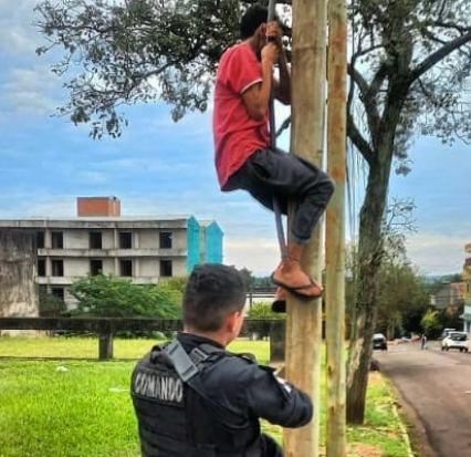 PUERTO RICO: Trepado a un poste de luz detienen a un ladrón de cables