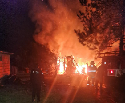 Arrestaron a un hombre que incendió su vivienda con su pareja e hijos adentro