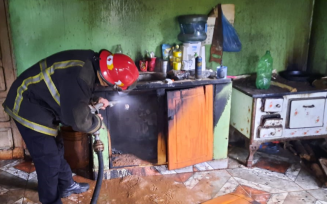 OBERÁ: Principio de incendio en una vivienda fue sofocado por bomberos policiales