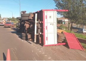 OBERÁ: Un camión que trasportaba una maquina excavadora volcó sobre la banquina en la ruta 14