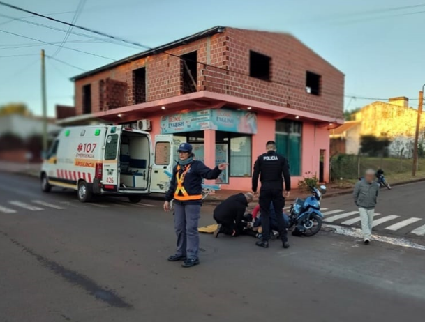 OBERÁ: Dos motociclistas chocaron en las calles Erasmie y Sargento Cabral, uno de ellos resulto lesionado
