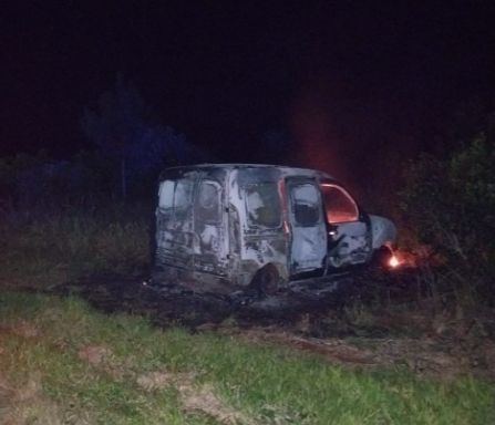 Investigan un presunto asalto e incendio de un vehículo en Hipólito Yrigoyen