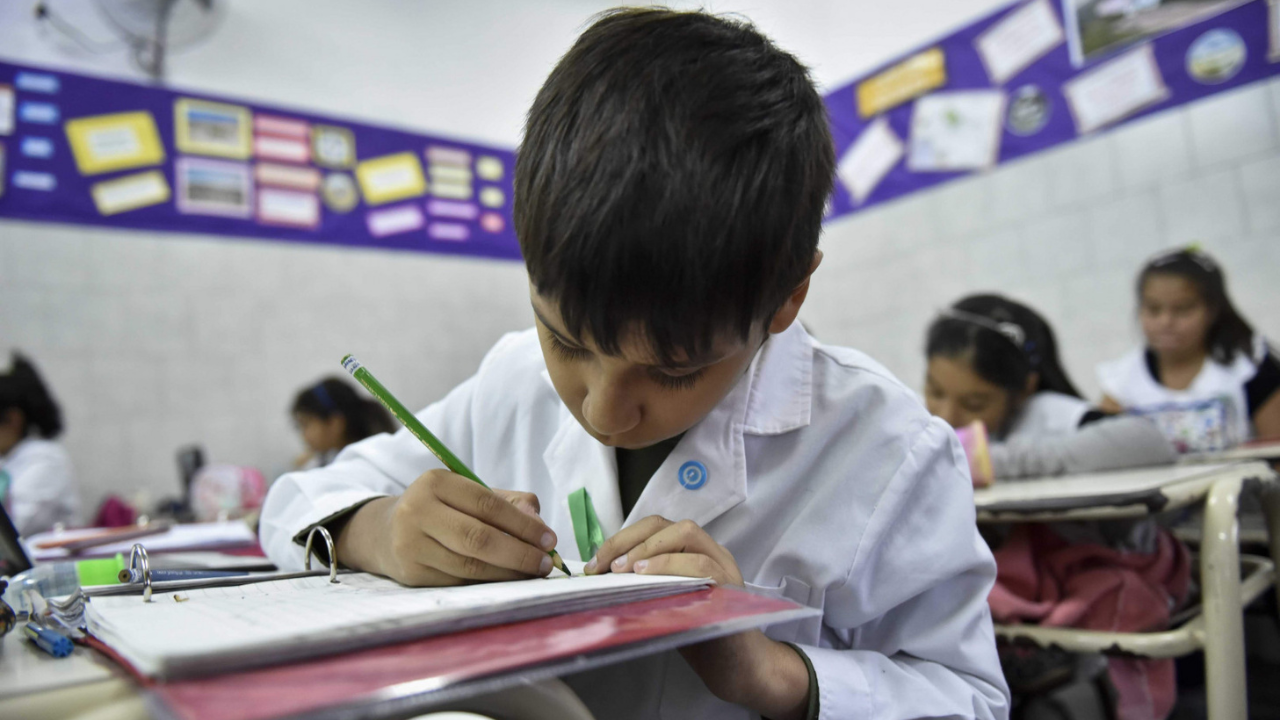 Hoy vuelven a reunirse los gremios docentes y gobierno provincial