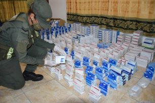 Un camión transportaba de manera ilegal una gran cantidad de medicamentos entre su carga de muebles