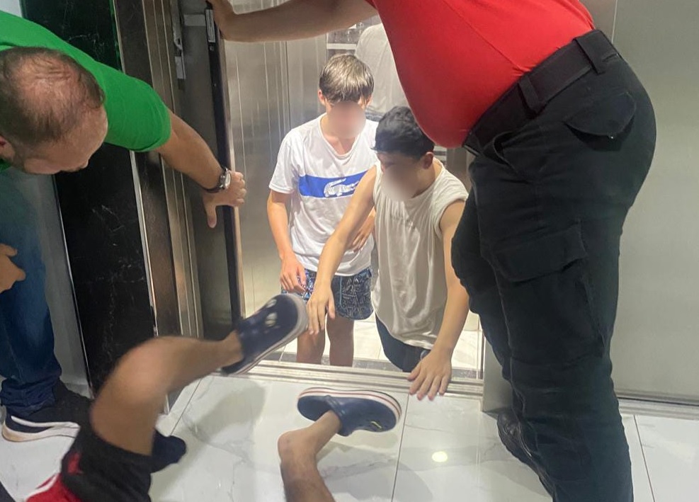 Tres menores quedaron atrapados en un ascensor, fueron rescatados por Bomberos de la Policía