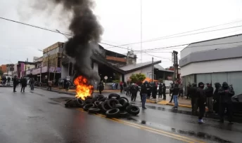 La policía reclama un acuerdo salarial, fuertes protestas en Posadas