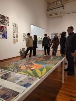 Se inauguró en el Museo de la Facultad de Arte y Diseño la muestra: «Ventanas a Universos posibles. Un recorrido por el mundo de la historieta y la obra de Hernán Darío Castagno».