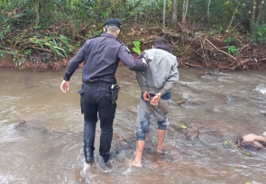 Intentó robar en una vivienda y para escapar de la Policía ingresó a un arroyo: fue arrestado