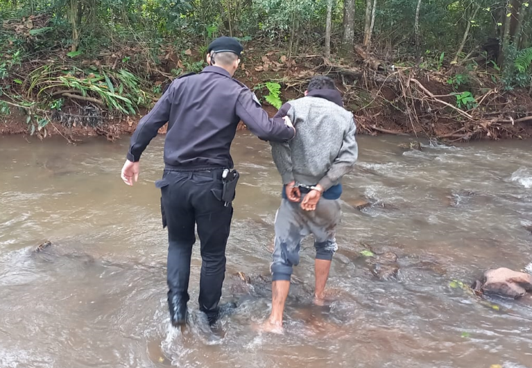 Intentó robar en una vivienda y para escapar de la Policía ingresó a un arroyo: fue arrestado
