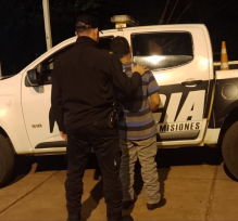 CAMPO VIERA: La policía detuvo a un sujeto que fue captado por los vecinos dañando un vehículo estacionado