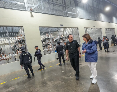 Patricia Bullrich visito la cárcel de máxima seguridad en el Salvador con el objetivo replicar en la Argentina