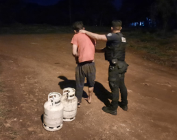 OBERÁ: Escaló un muro para sustraer dos garrafas, huyó y la policía lo detuvo