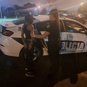 OBERÁ: Una mujer estaba ocasionando disturbios en la vía pública y terminó detenida por la Policía