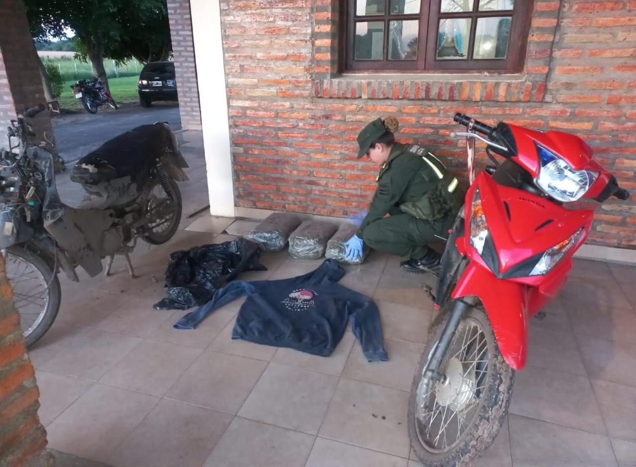 Tres personas dejaron atrás sus motos y marihuana al huir de Gendarmería