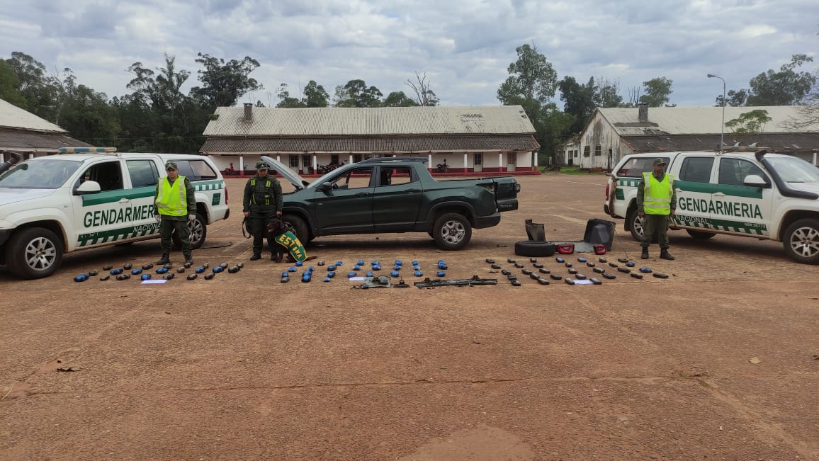 Intentaron darse a la fuga de un control, gendarmería los detuvo y descubrieron que llevaban marihuana y cocaína oculta en el chasis