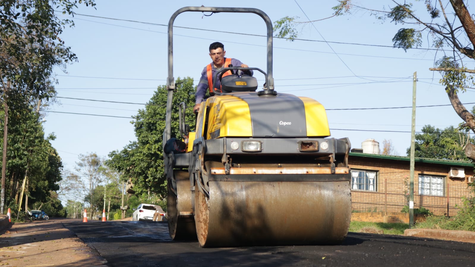 Se realizaron obras de pavimento sobre la calle Perito Moreno, desde Arrayanes hasta el Arroyo Mbotaby