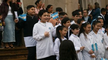 Oberá se vistió de celeste y blanco para conmemorar el Día de la Bandera Argentina