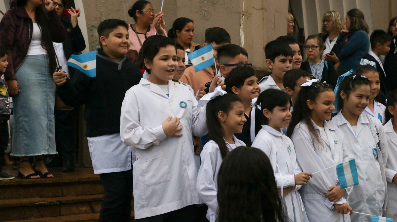 Oberá se vistió de celeste y blanco para conmemorar el Día de la Bandera Argentina