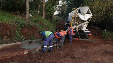 Continúa la construcción del cordón cuneta sobre calle 25 de Mayo