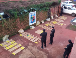 Desbaratan punto de acopio de droga en Montecarlo: la incautación está valuada en 325 millones