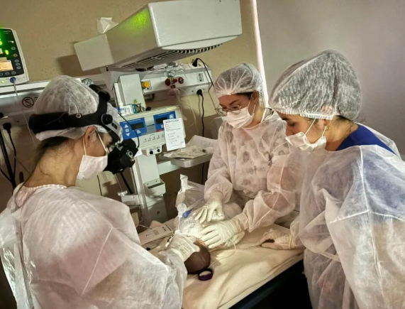 El Hospital Neonatal de Posadas realizó con éxito una cirugía para prevenir la ceguera en un prematuro