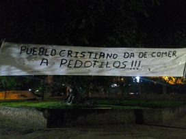 «Alerta con la mafia de la pedofilia», Apóstoles amaneció con carteles en repudio al prófugo puertista Kiczka