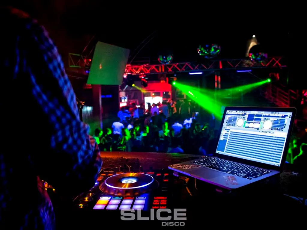 El Gobierno eliminó el pago a SADAIC por pasar música en fiestas privadas y hoteles